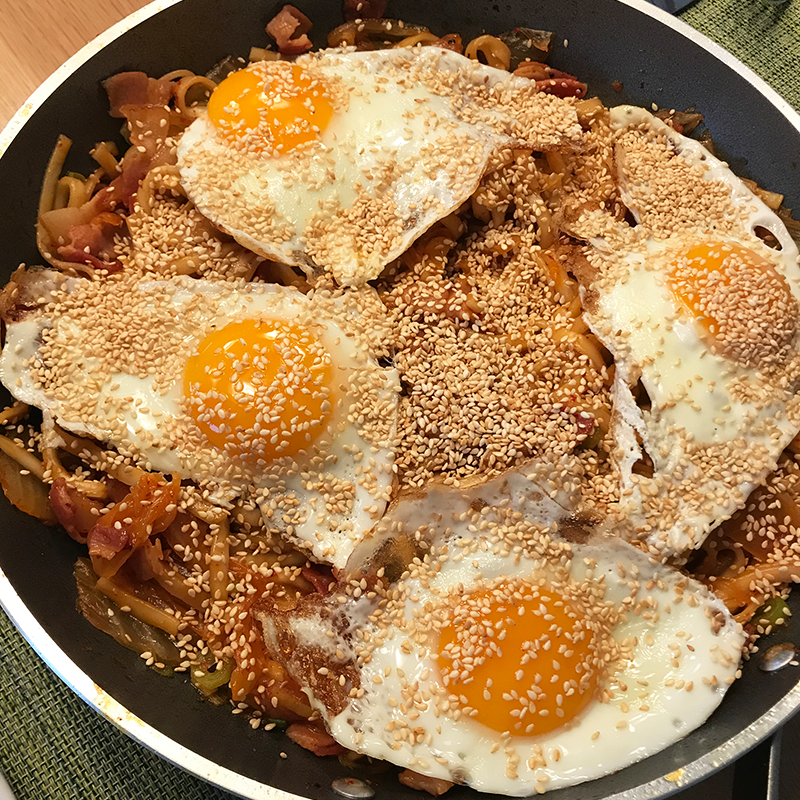 koreansk med udonnudler og kimchi