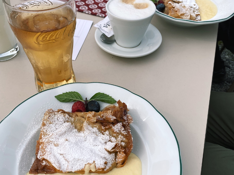 apfelstrudel med vanillecreme østrig