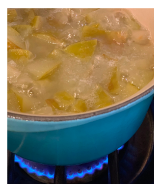 Tasty homemade applesauce, rich in gut-sealing pectin.