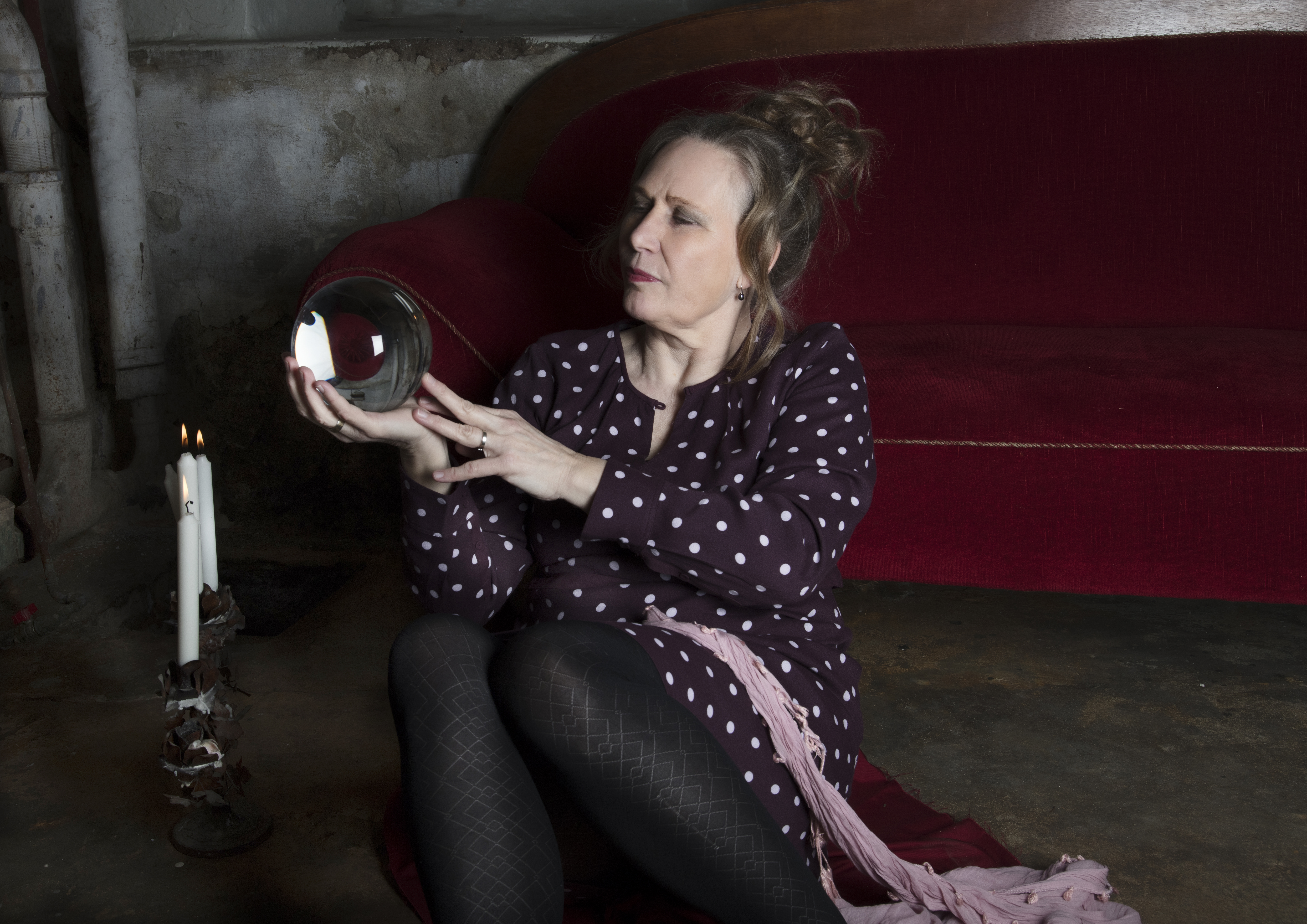 _MGL1399 - Annette with crystal ball