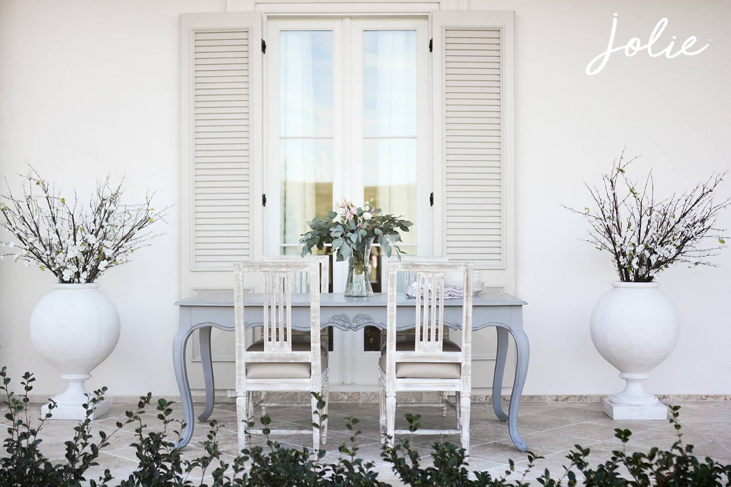 elegant outdoor dining table area