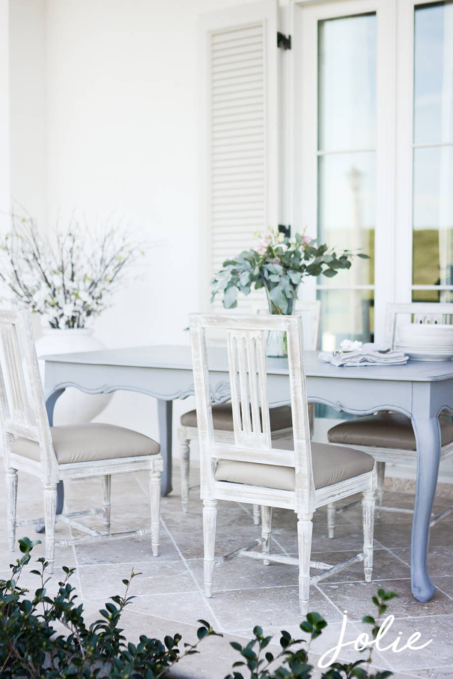elegant outdoor dining table area