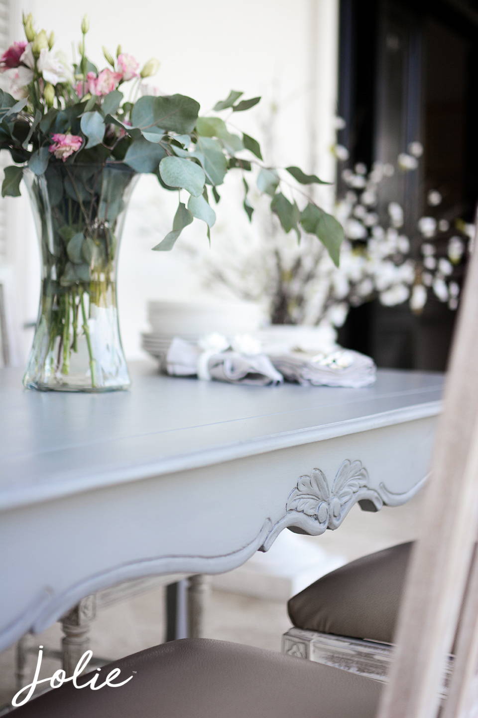 elegant outdoor dining table area