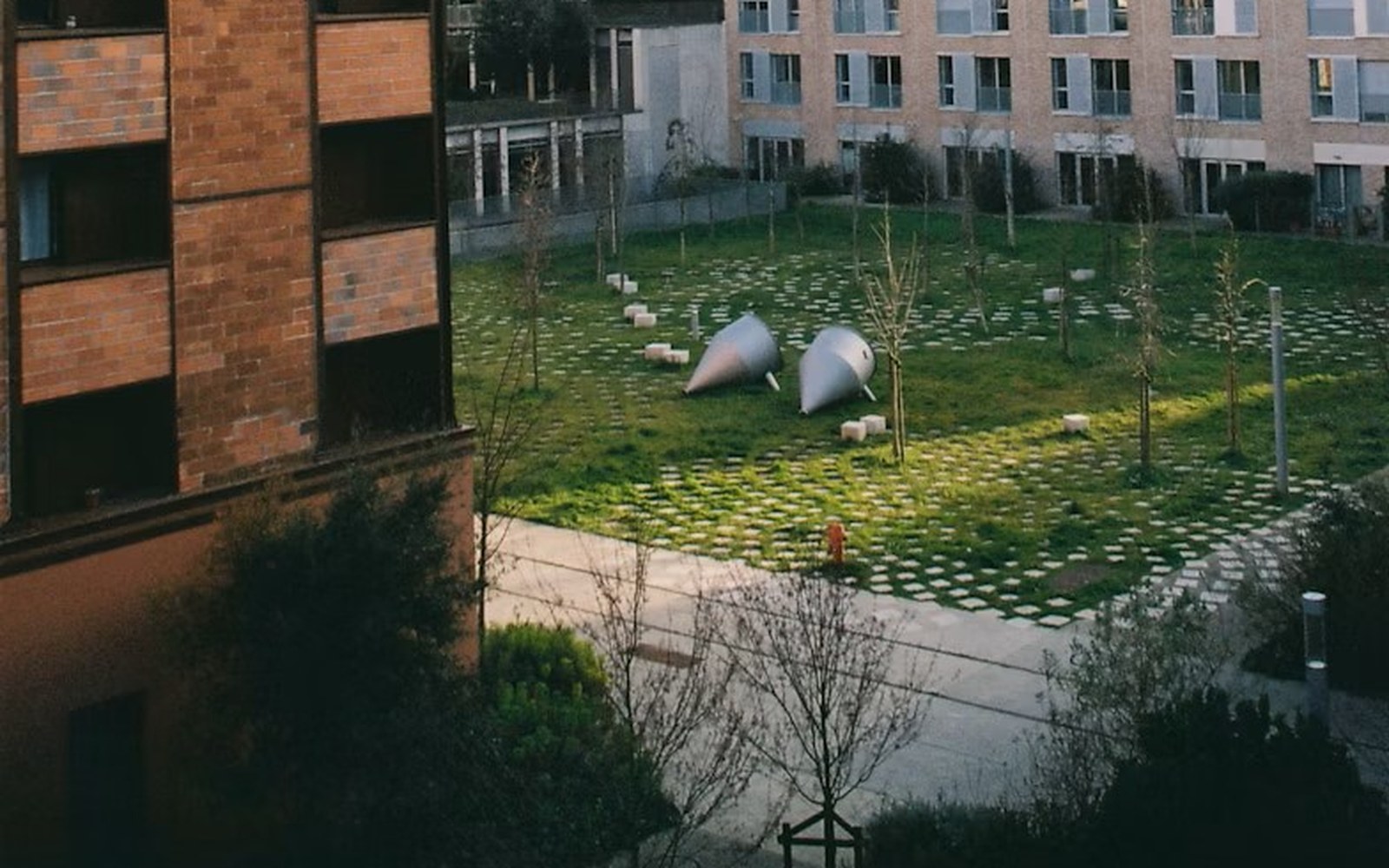 Grønn plen med bed og busker
