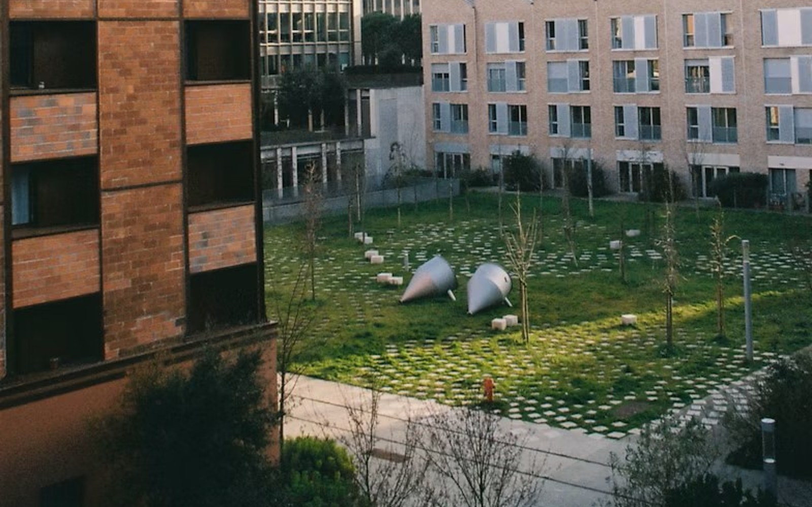 Gårdsrom og felles plen mellom boligbygg