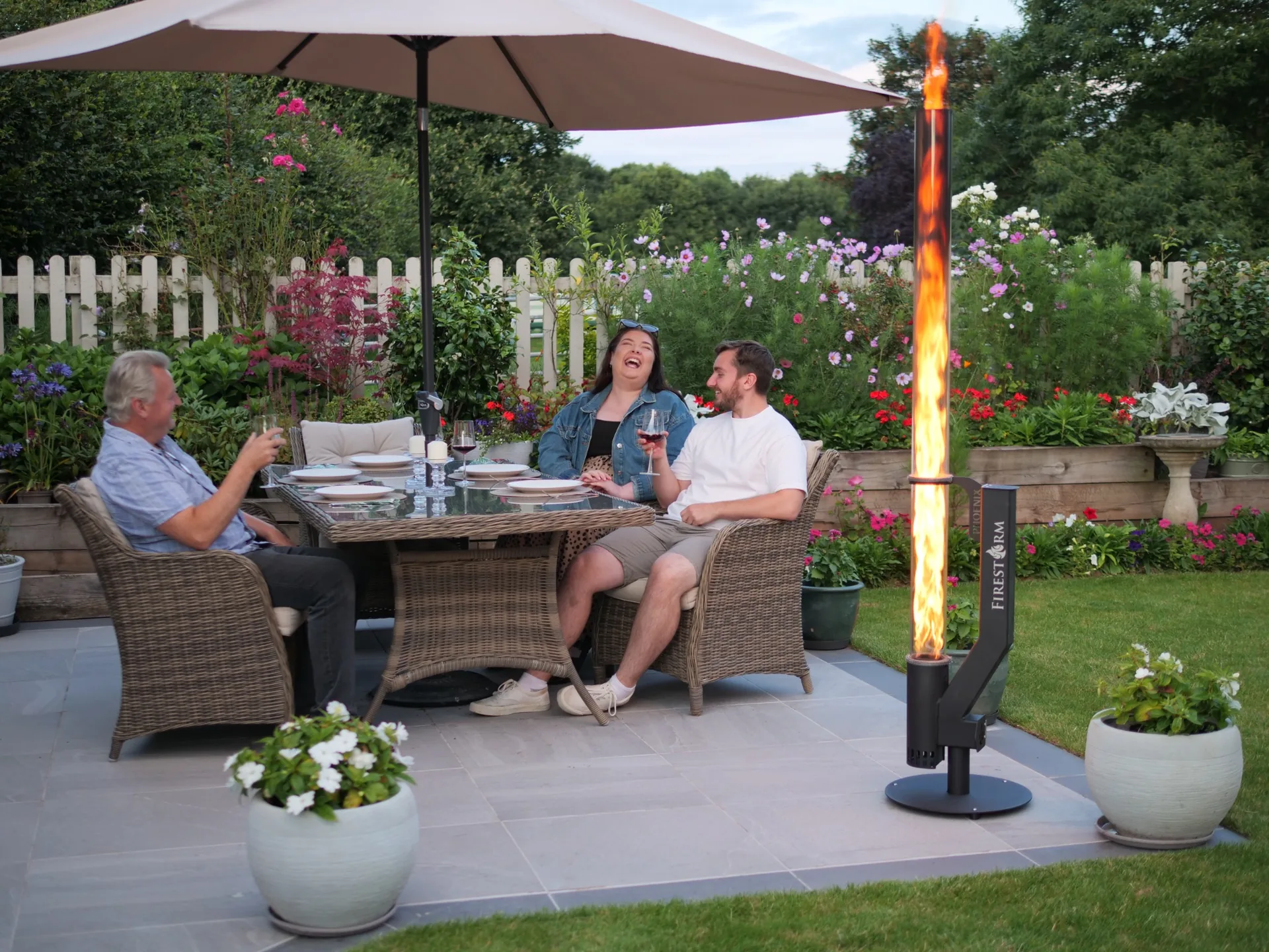 Firestorm Phoenix utevarmer med levende flamme på terrasse