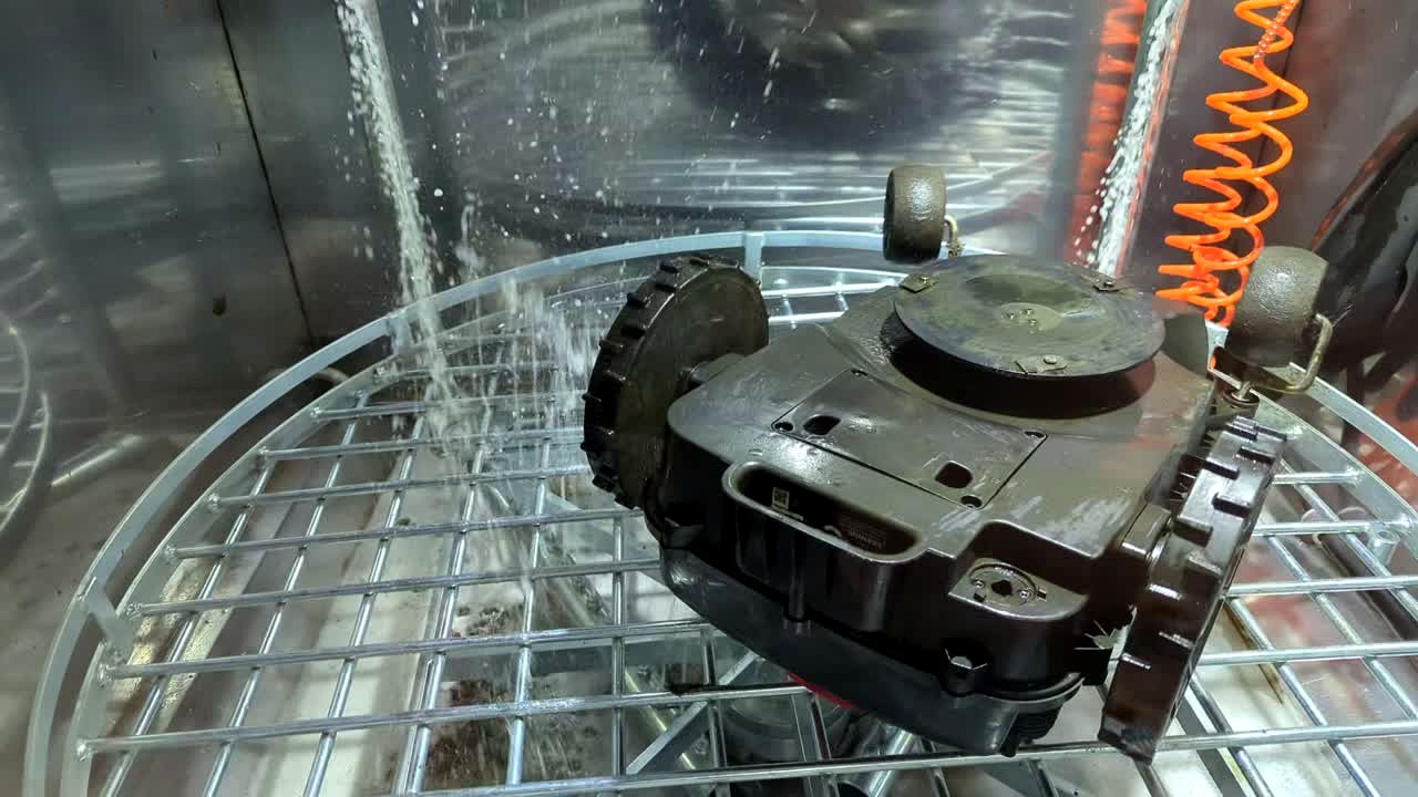 Robotplæneklipper vaskes eller klargøres til service.