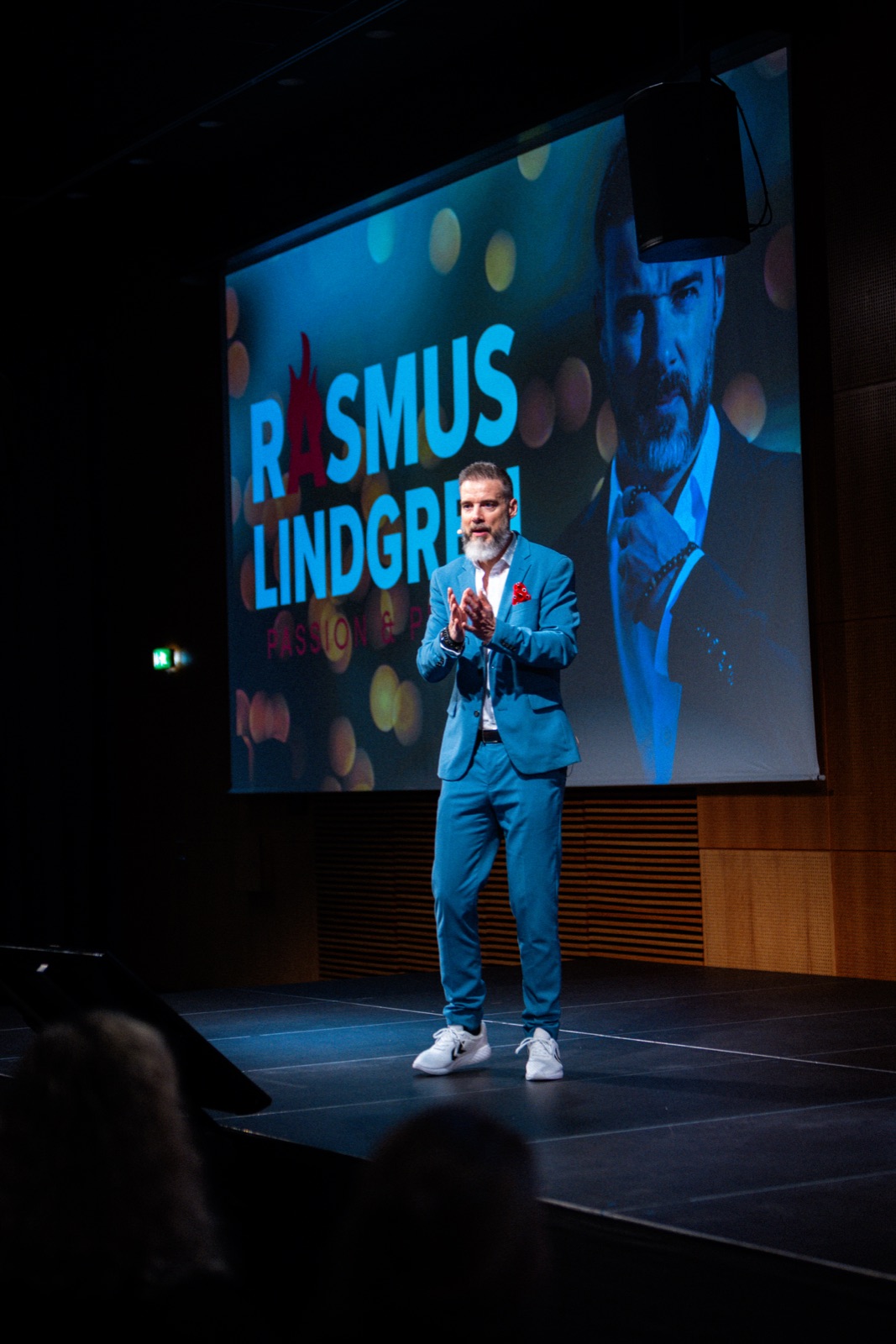 Passion & Profit LIVE, Rasmus på scenen