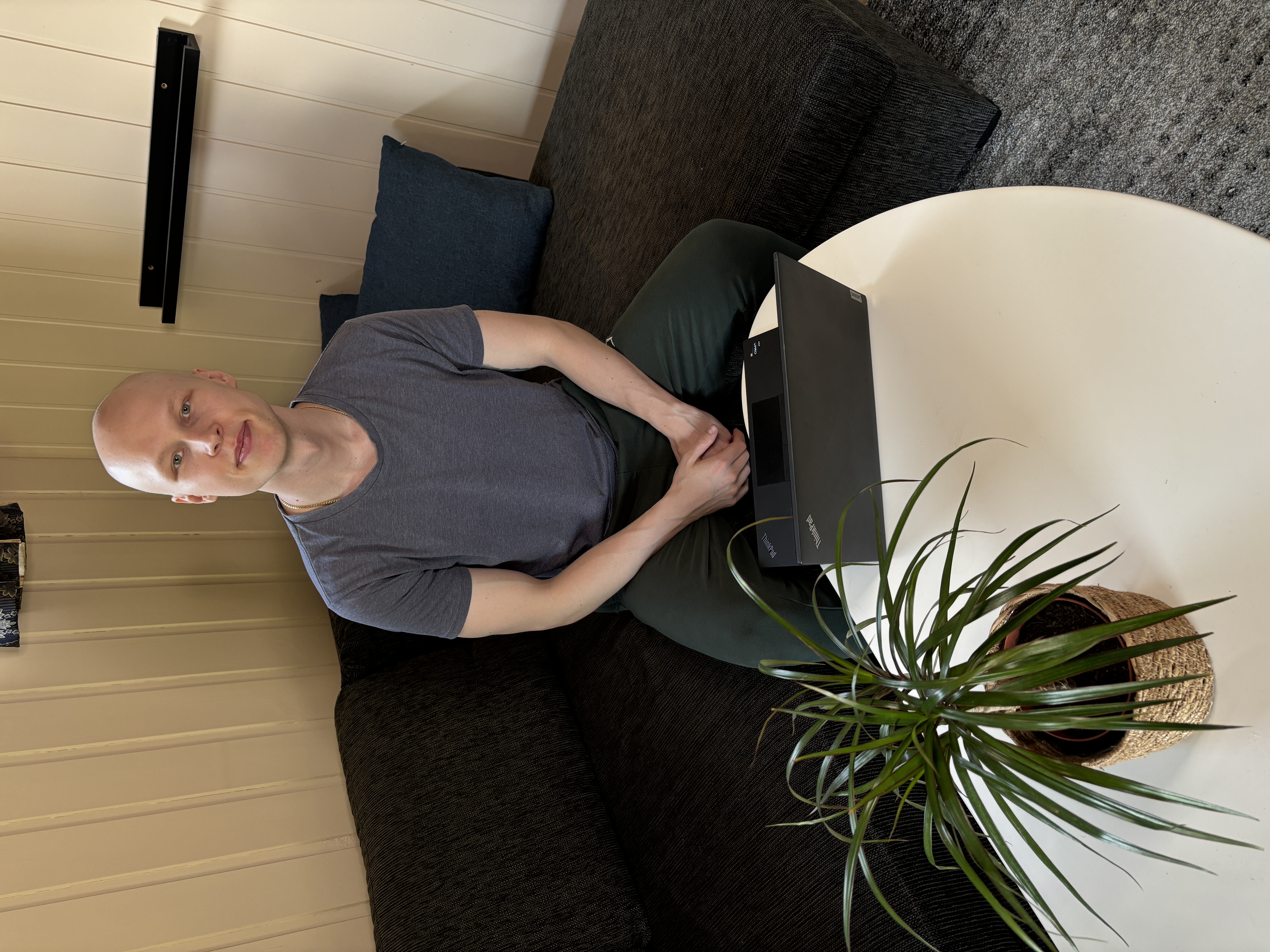 Sander fra Treningskompasset sitter med PC