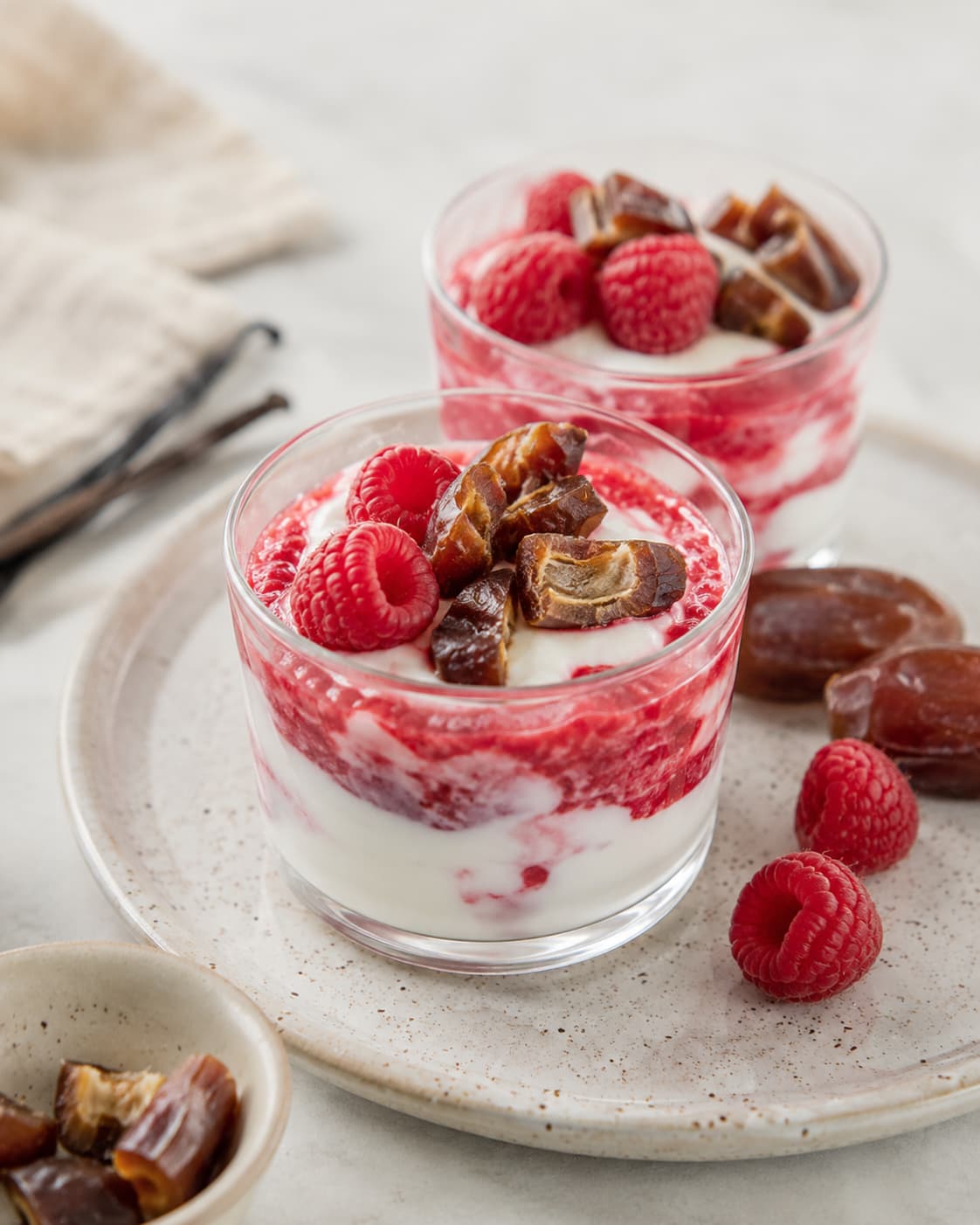 Fåremælksyoghurt med hindbær og dadler
