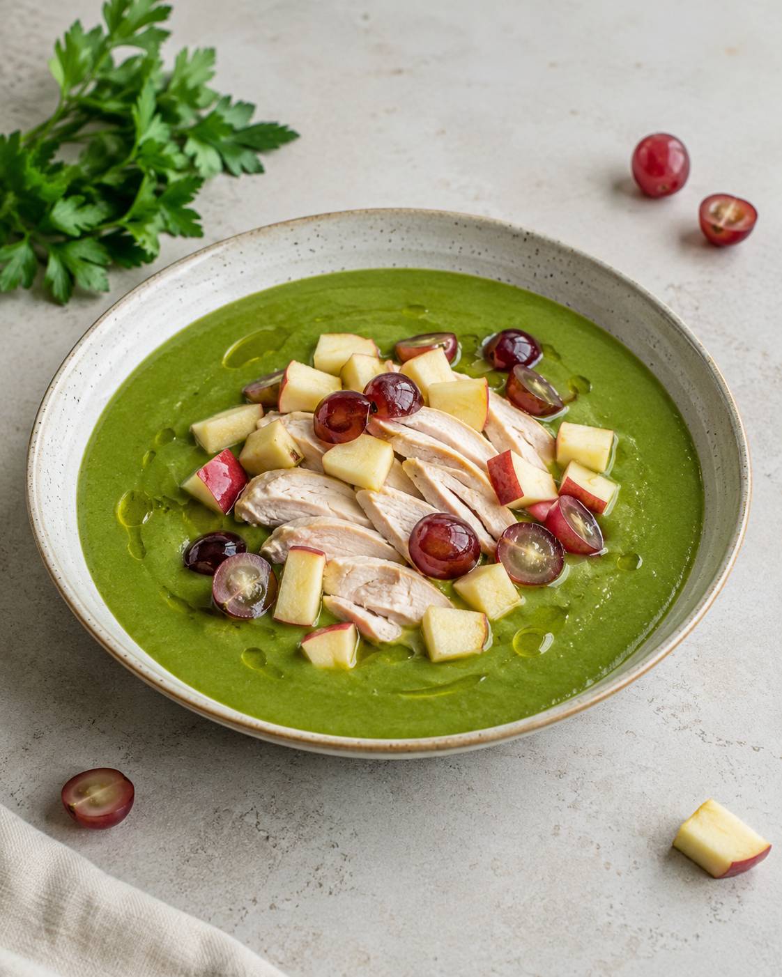 Persillesuppe med kylling, æbler og vindruer