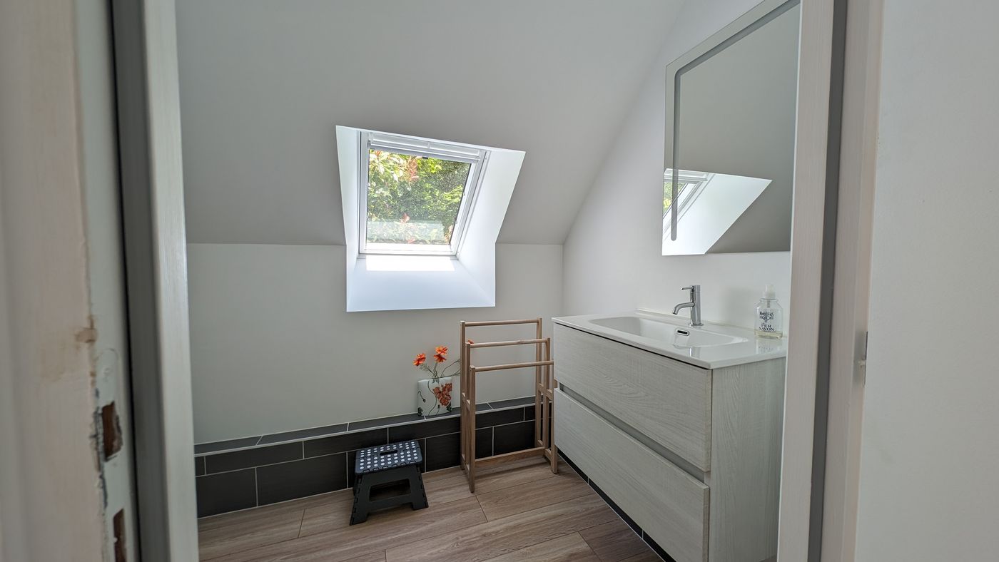 La salle de bain à l’étage, meuble vasque et fenêtre de toit