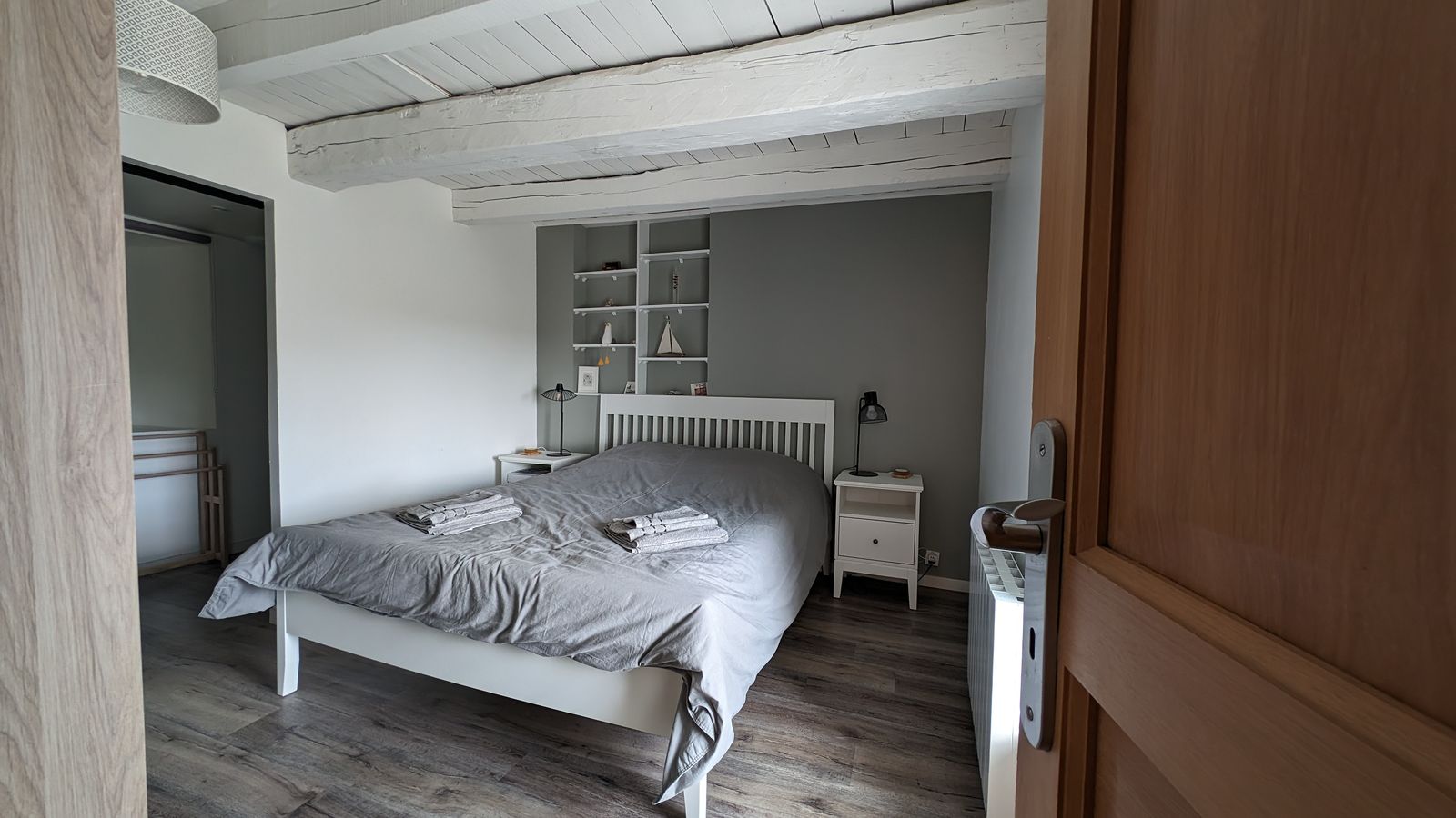La chambre parentale de Kervran, lit double sous les poutres blanchies
