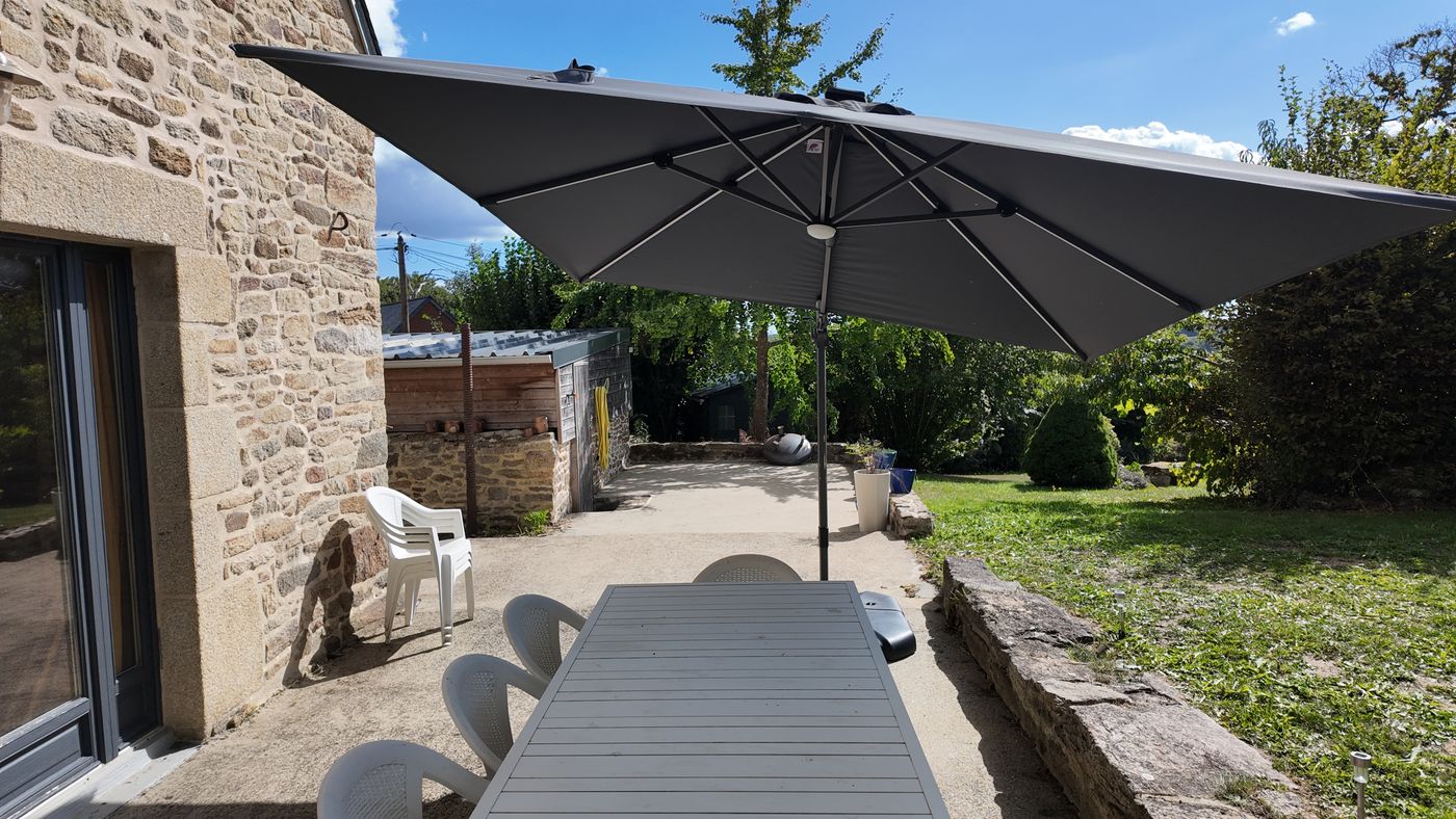 Le coin repas sur la terrasse, sous le parasol