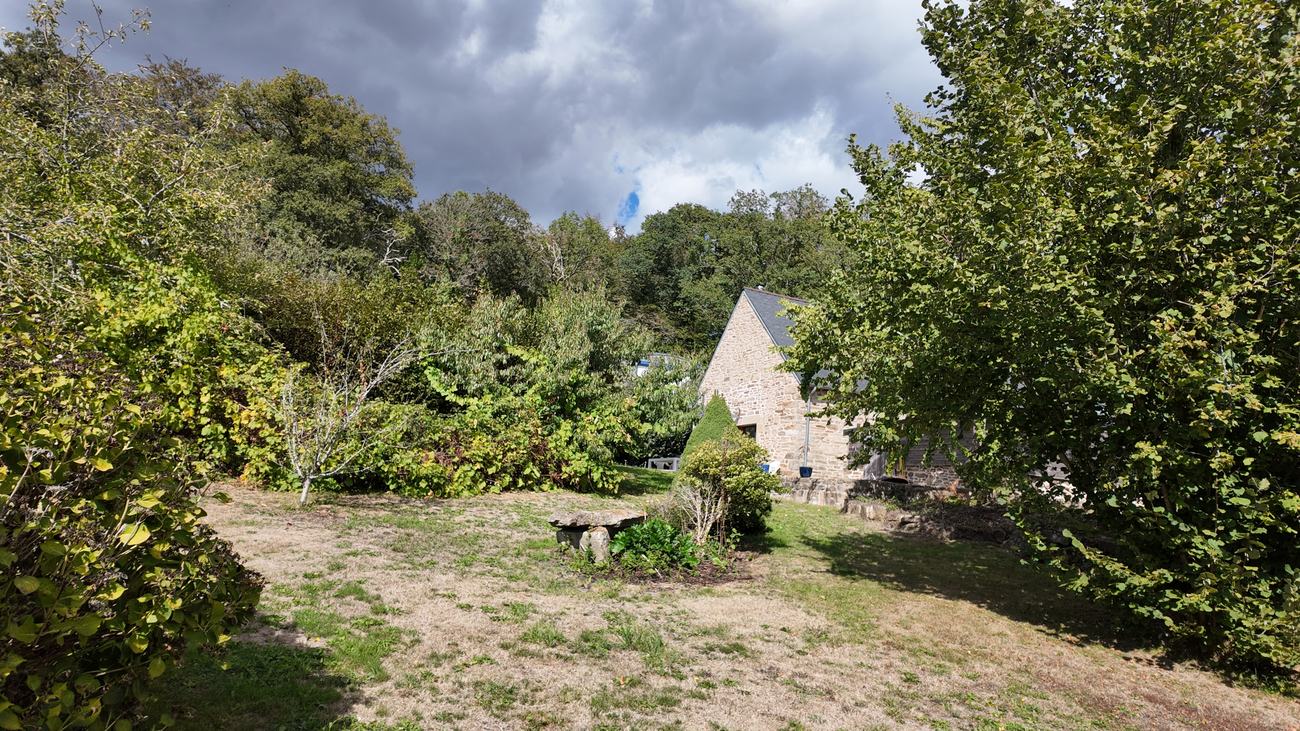 La maison vue depuis le fond du jardin