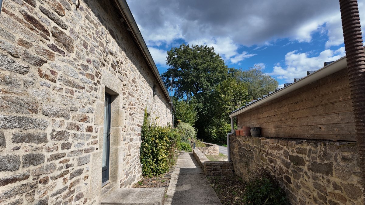 Le chemin qui longe la longère dans le hameau