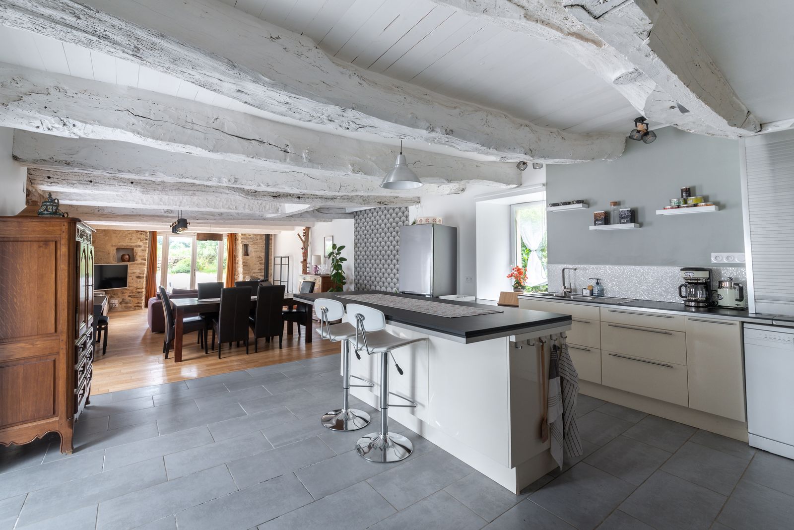 La grande pièce de Kervran, cuisine et salle à manger en enfilade sous les poutres blanchies