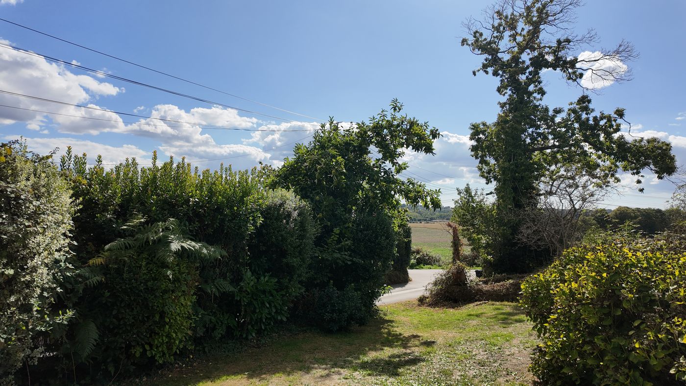 La vue sur la campagne environnante depuis le jardin