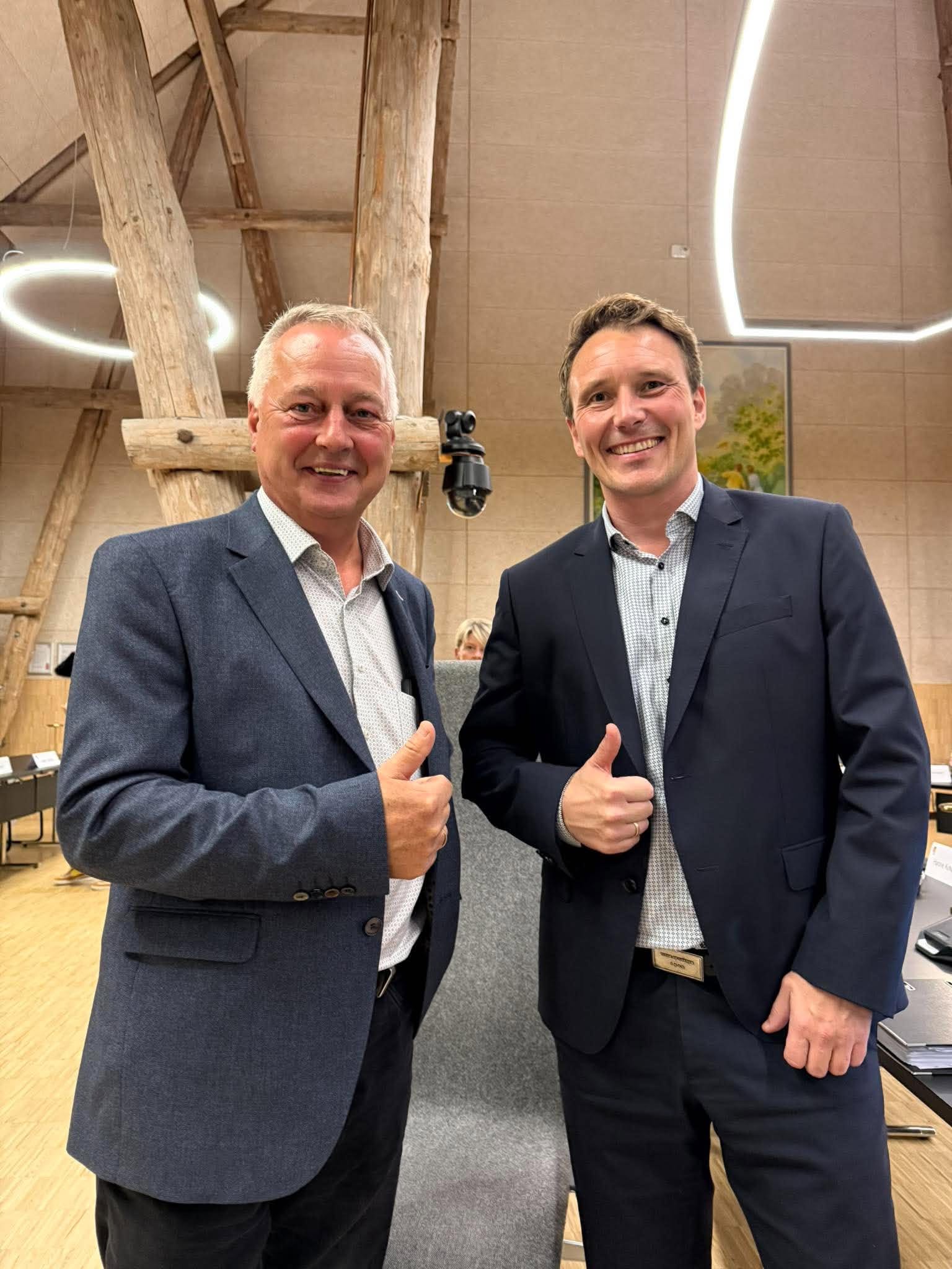 Ole Roed Jakobsen til venstre og Anders Gilberg til højre efter budgetvedtagelsen