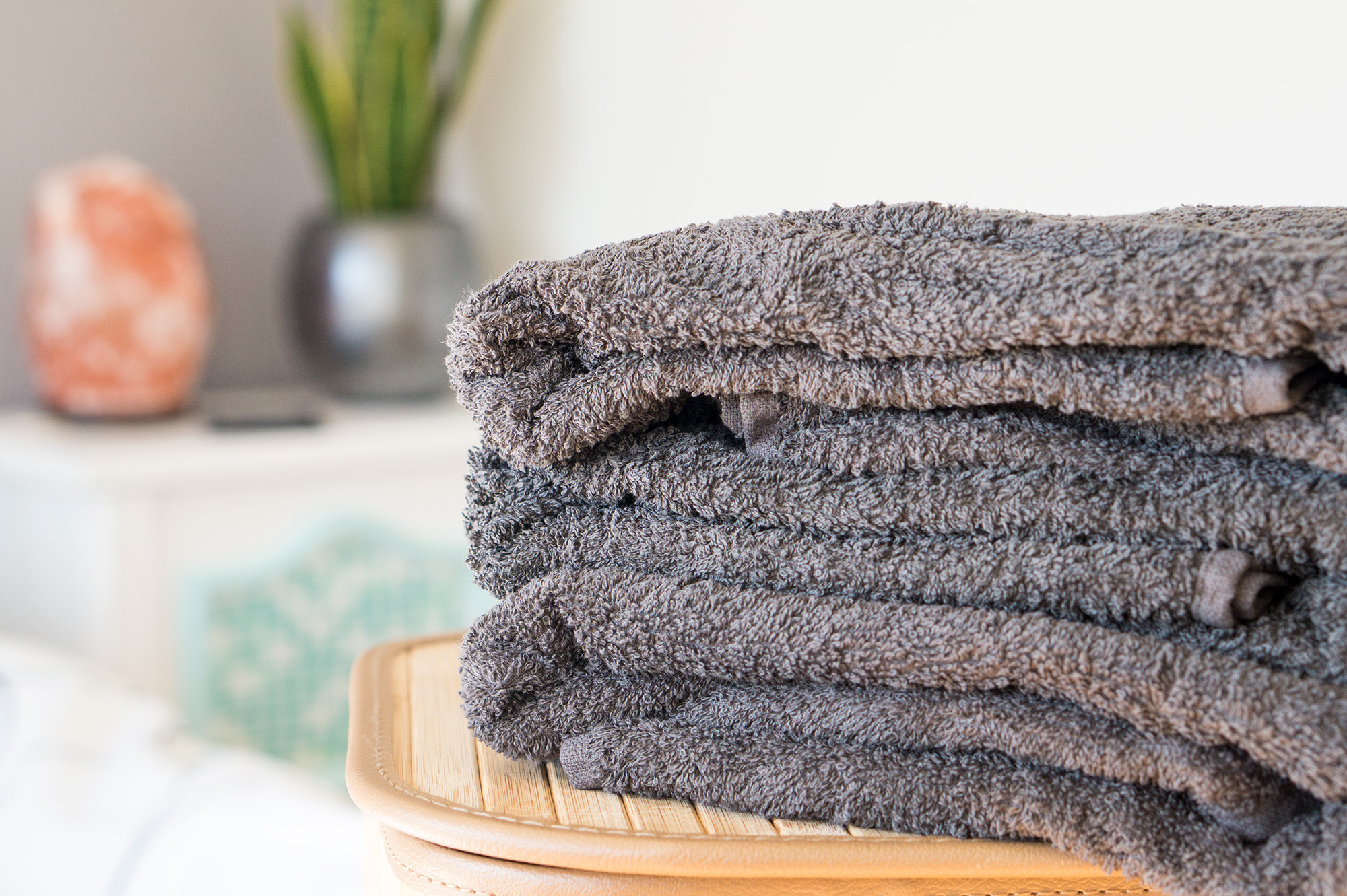 Je handdoeken absorberend maken is een fluitje van een cent met dit simpele trucje. Ook geschikt om gebruikte handdoeken nieuw leven in te blazen!