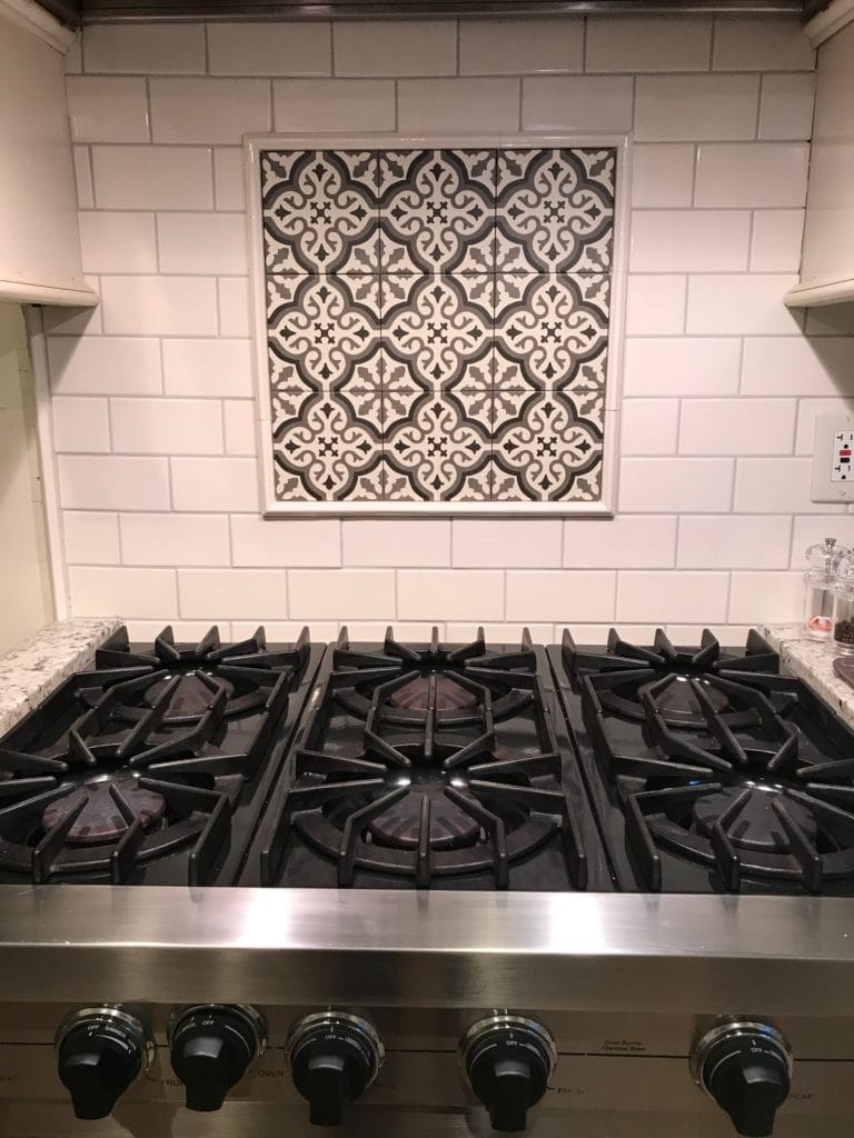 DIY kitchen backsplash above stove