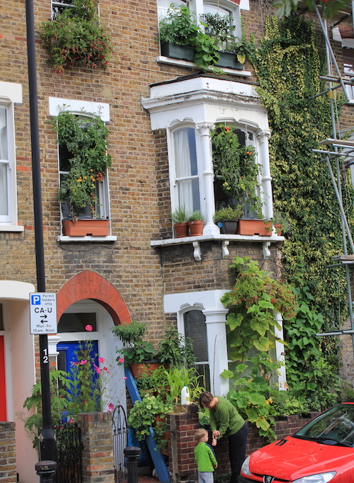 With edible plants growing at the front, it became a space to meet and talk to neighbours and passersby. A rare opportunity to strike up conversation in central London!